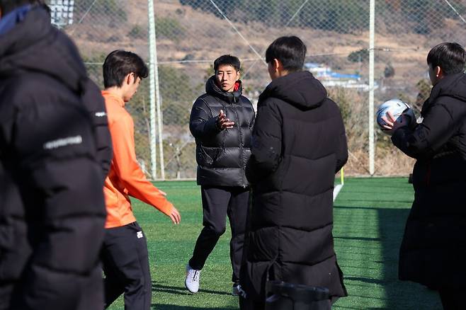 ▲ 조성환 동국대 코치는 현역 시절 수원 삼성, 전북 현대 등에서 중앙 수비수로 뛰었다. ⓒ한국대학축구연맹