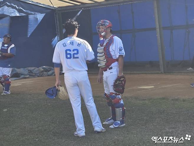 삼성 라이온즈 포수 강민호(오른쪽)가 14일 일본 오키나와 온나손의 아카마 구장에서 김재윤과 훈련 중 대화하는 모습. 사진 김지수 기자