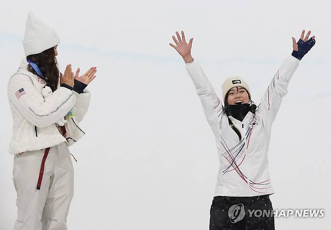 세대교체 (리비뇨=연합뉴스) 신준희 기자 = 12일(현지시간) 이탈리아 리비뇨 스노파크에서 열린 2026 밀라노-코르티나담페초 동계올림픽 스노보드 여자 하프파이프 결승에서 금메달을 따낸 최가온이 시상대에 오르며 기뻐하고 있다. 
    왼쪽은 은메달을 딴 미국 클로이 김. 2026.2.13 hama@yna.co.kr
