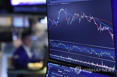뉴욕증권거래소 트레이더의 모니터 차트 화면 [UPI 연합뉴스 자료사진. 재판매 및 DB 금지]