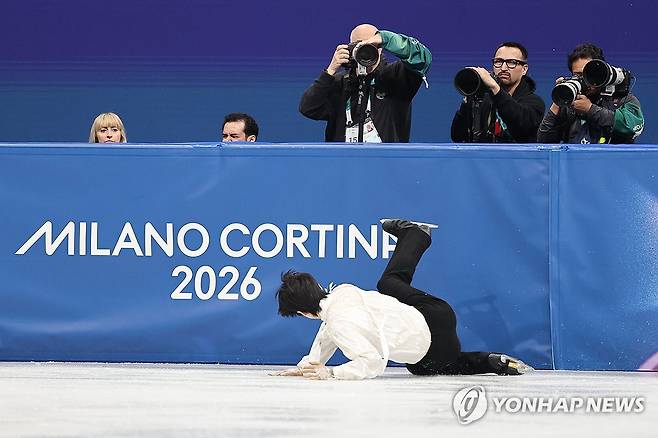 차준환, 아쉬운 실수 (밀라노=연합뉴스) 서대연 기자 = 13일(현지시간) 이탈리아 밀라노 아이스스케이팅 아레나에서 열린 2026 밀라노ㆍ코르티나담페초 동계올림픽 남자 싱글 프리 스케이팅에 출전한 차준환이 연기를 펼치던 중 착지 실수로 넘어지고 있다. 2026.2.14 dwise@yna.co.kr