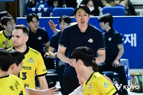 선수들에게 지시하는 하현용 KB손해보험 감독대행(중앙) [한국배구연맹 제공. 재판매 및 DB 금지]