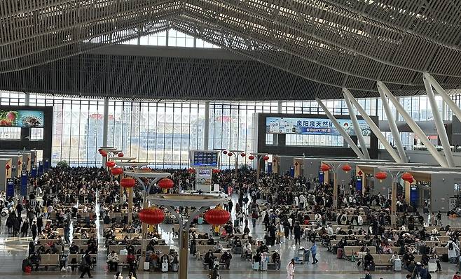 중국 베이징 차오양역 (베이징=연합뉴스) 한종구 특파원 = 13일 오후 중국 베이징 차오양역이 춘제(春節·중국의 설)를 맞아 고향으로 가려는 사람들로 가득한 모습.