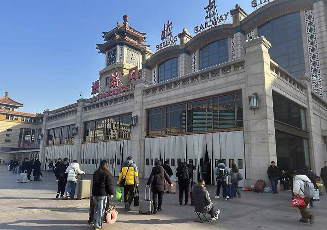 중국 베이징 베이징역 (베이징=연합뉴스) 한종구 특파원 = 13일 오후 중국 베이징 베이징역이 춘제(春節·중국의 설)를 맞아 고향으로 가려는 사람들로 붐비는 모습.