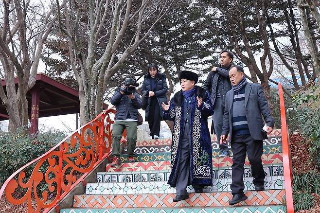 고려인마을 내 다모아어린이공원 둘러보는 김경협(오른쪽서 2번째) 청장 (광주=연합뉴스) 김경협(오른쪽서 2번째) 청장이 11일 이영천(오른쪽) 새날학교 교장의 안내를 받으며 고려인마을 내 다모아어린이공원을 둘러보고 있다. [재외동포청 제공]