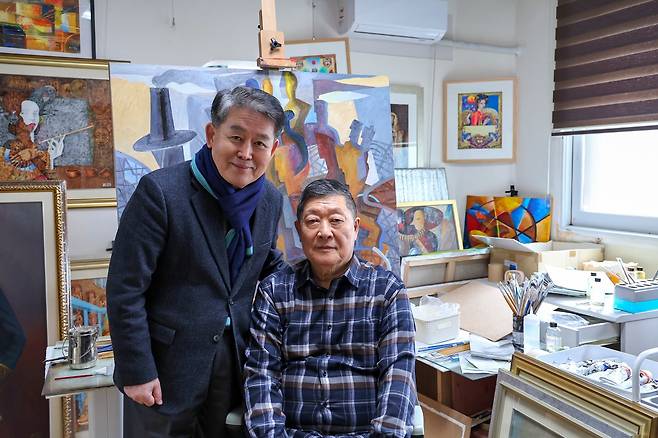 미술 거장 문빅토르 작업실 찾은 김경협(왼쪽) 청장  (광주=연합뉴스) 김경협 청장이 고려인종합지원센터 2층에 마련된 미술 거장 문빅토르 작업실을 찾아 문 빅토르 화백과 기념사진을 찍었다. 문 화백의 미술관은 이달 말 고려인마을 내에 정식 오픈할 예정이다. [재외동포청 제공]