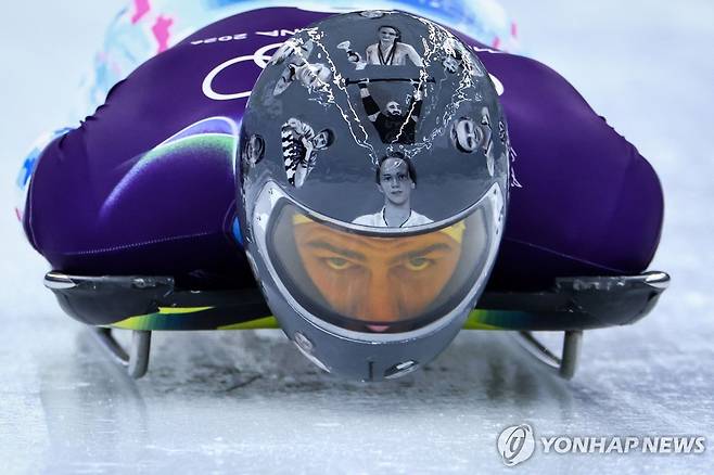 블라디슬라프 헤라스케비치(27)가 추모 헬멧을 착용한 모습 [AFP=연합뉴스]