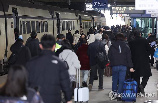 '동대구역 도착하는 귀성객' (대구=연합뉴스) 김현태 기자 = 설 연휴를 하루 앞둔 13일 오후 고향을 찾은 귀성객들로 동대구역이 붐비고 있다. 2026.2.13 mtkht@yna.co.kr