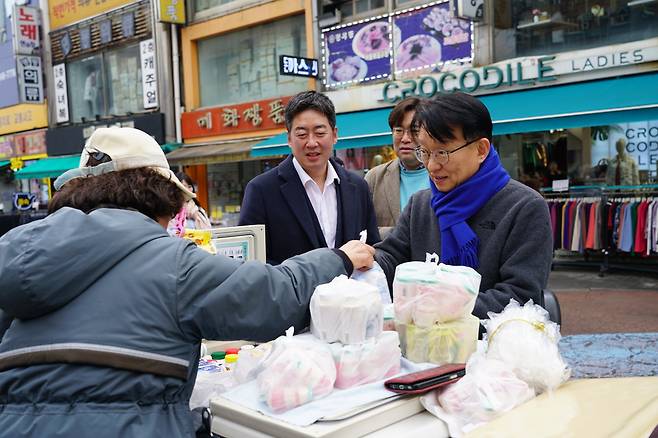 더불어민주당 권칠승(화성병) 국회의원이 지난 13일 수원 영동시장·지동시장을 찾아 소상공인 애로사항을 청취했다. <권 의원 측 제공>