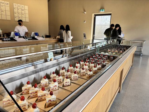 담양 대형 카페 들꽃숲에서 손님들이 빵을 구매하고 있다.