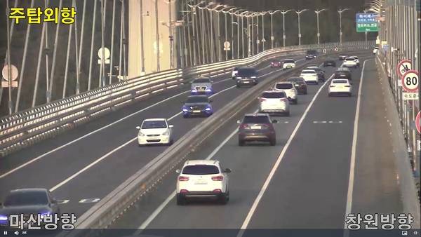 마창대교 마산~창원 방면 양방향 도로에서는 정체와 지체가 반복되고 있다. /마창대교 교통정보 갈무리