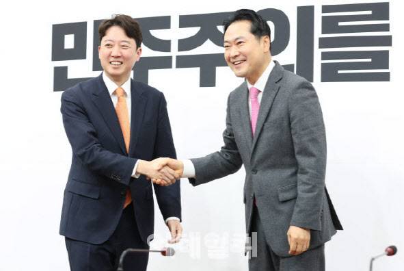 장동혁(오른쪽) 국민의힘 대표와 이준석(왼쪽) 개혁신당 대표 [이데일리 노진환 기자]