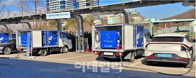 설 연휴 기간인 18일까지 고속도로 휴게소에서 한시 운영하는 ‘이동형 전기차 충전차량’ (사진=한국도로공사)