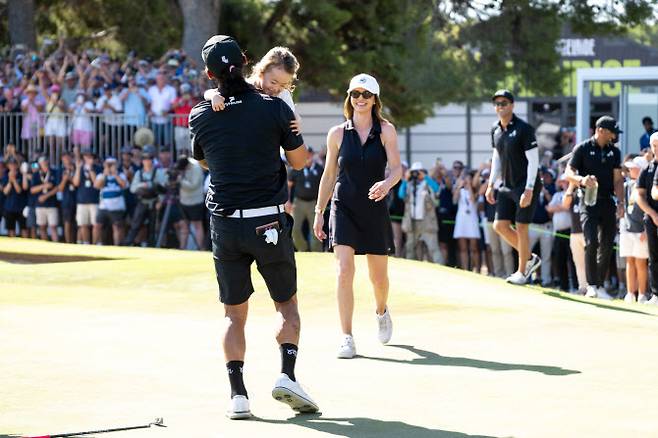 앤서니 김이 16년 만에 프로골프대회에서 우승하는 순간 딸과 아내가 그린으로 올라와 축하하고 있다. (사진=LIV Golf)