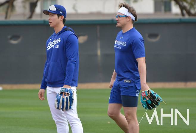 (김혜성(왼쪽)과 키케 에르난데스가 지난해 스프링캠프에서 함께 수비훈련을 하고 있다)