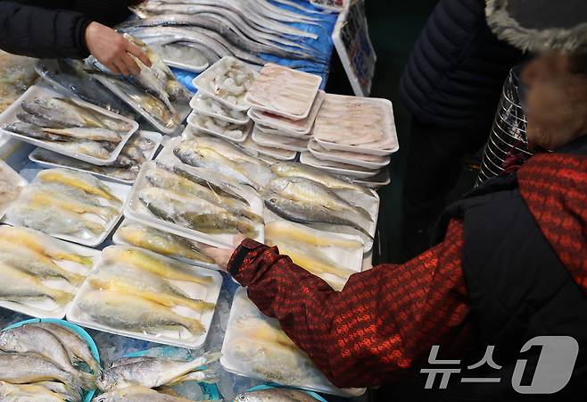 서울 마포구 망원시장에서 시민들이 제수용품을 구매하고 있다.2026.2.11 ⓒ 뉴스1 오대일 기자