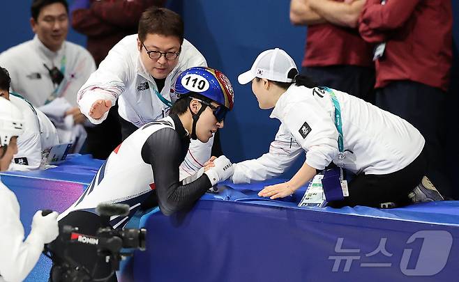 쇼트트랙 황대헌이 14일(현지시간) 이탈리아 밀라노 아이스스케이팅 아레나에서 열린 2026 밀라노·코르티나담페초 동계올림픽 쇼트트랙 남자 1500m 결승에서 은메달을 확보한 후 코칭스테프와 기쁨을 나누고 있다. 2026.2.15 ⓒ 뉴스1 김진환 기자