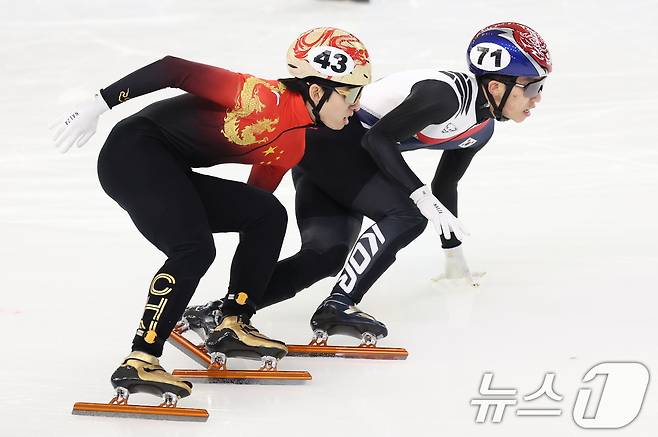 2025년 2월 중국 헤이룽장성 하얼빈 빙상훈련센터 다목적홀에서 열린 하얼빈 동계아시안게임 쇼트트랙 남자 1000m 준결승에서 박지원과 중국 대표팀 린샤오쥔(한국명 임효준)의 모습. ⓒ 뉴스1 이승배 기자