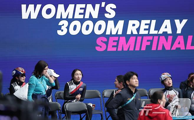 쇼트트랙 김길리(왼쪽부터), 최민정, 심석희가 14일(현지시간) 이탈리아 밀라노 아이스스케이팅 아레나에서 열린 2026 밀라노·코르티나담페초 동계올림픽 쇼트트랙 여자 3000m 계주 준결승에서 조1위로 결승에 진출한 후 대화하고 있다. 2026.2.15 ⓒ 뉴스1 김성진 기자
