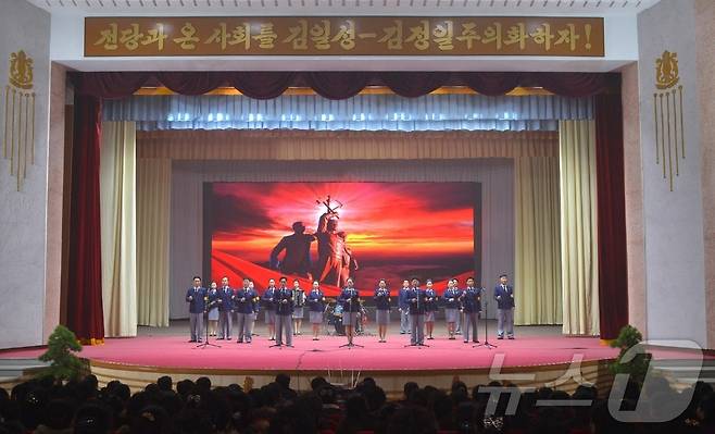 (평양 노동신문=뉴스1) = 북한 노동당 기관지 노동신문은 15일 “위대한 영도자 김정일동지 탄생 84돐(주년)에 즈음하여 개막된 제3차 2.16 경축 인민예술축전이 14일 각지의 극장, 회관들에서 성황리에 진행되였다“고 보도했다. [국내에서만 사용가능. 재배포 금지. DB 금지. For Use Only in the Republic of Korea. Redistribution Prohibited] rodongphoto@news1.kr