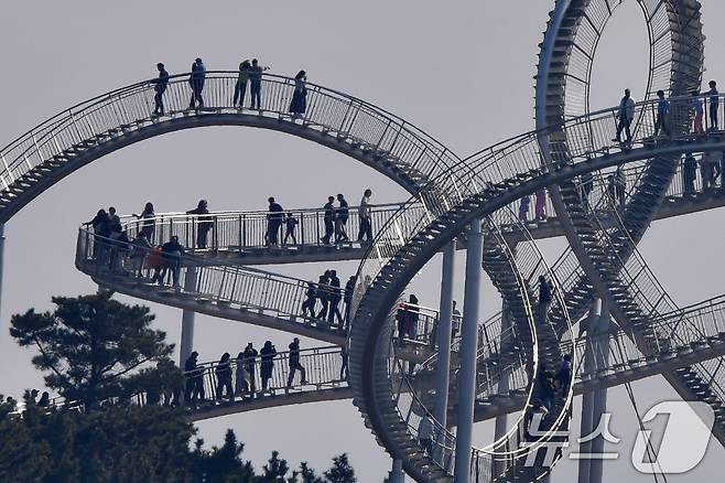 설 연휴 이틀째인 15일 경북 포항시 북구 스페이스워크에서 귀성객과 관광객들이 휴일을 즐기고 있다. 2026.2.15 ⓒ 뉴스1 최창호 기자