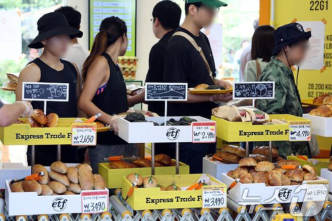 서울 성동구 글로우 성수를 찾은 고객들이 빵을 고르고 있다. ⓒ 뉴스1 박정호 기자