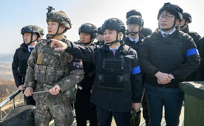 안규백 국방부장관이 15일 25사단 GP를 방문해 군사대비태세를 점검하고 있다.(국방부 제공)