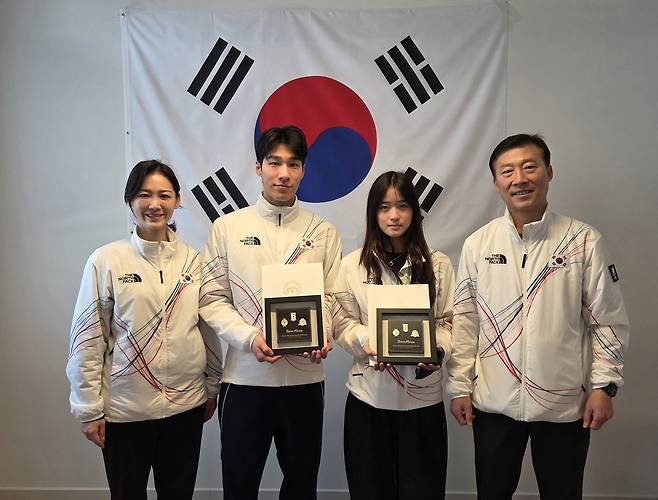 2026 밀라노 코르티나 동계 올림픽 스노보드 하프파이프 금메달을 딴 최가온과 쇼트트랙 남자 1500m 은메달 황대헌이 이재명 대통령의 축전을 전달 받았다. 사진은 왼쪽부터 이수경 선수단장, 황대헌, 최가온, 김택수 진천선수촌장. (대한체육회 제공)