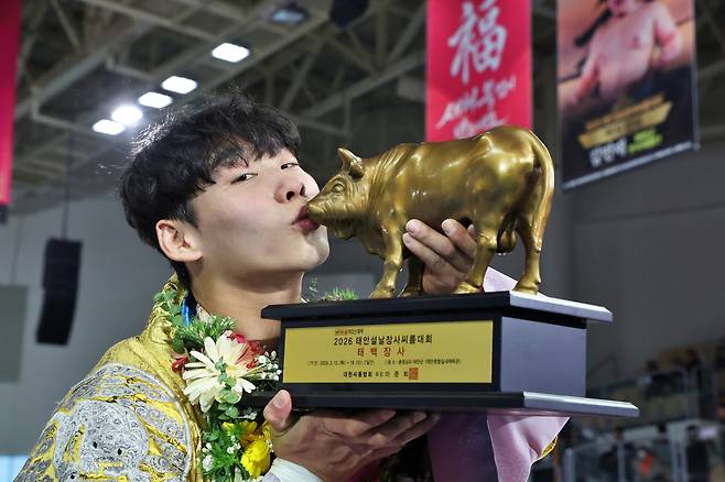 태안설날장사씨름대회 태백장사에 오른 허선행(대한씨름협회 제공)