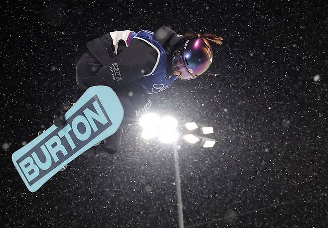 최가온이 13일(한국시간) 이탈리아 리비뇨 스노파크에서 열린 2026 밀라노·코르티나 동계올림픽 스키 스노보드 여자 하프파이프 결선에서 묘기를 선보이고 있다. 사진 | 연합뉴스