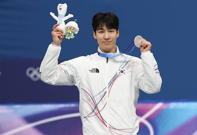 황대헌이 15일(한국시간) 이탈리아 밀라노 아이스스케이팅 아레나에서 열린 2026 밀라노-코르티나 동계올림픽 쇼트트랙 남자 1500m 결승에서 은메달을 목에 걸었다. 사진 | 연합뉴스
