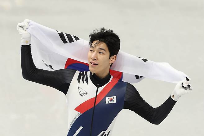 은메달을 획득한 뒤 태극기를 들어 보이는 황대헌. 밀라노 | 연합뉴스