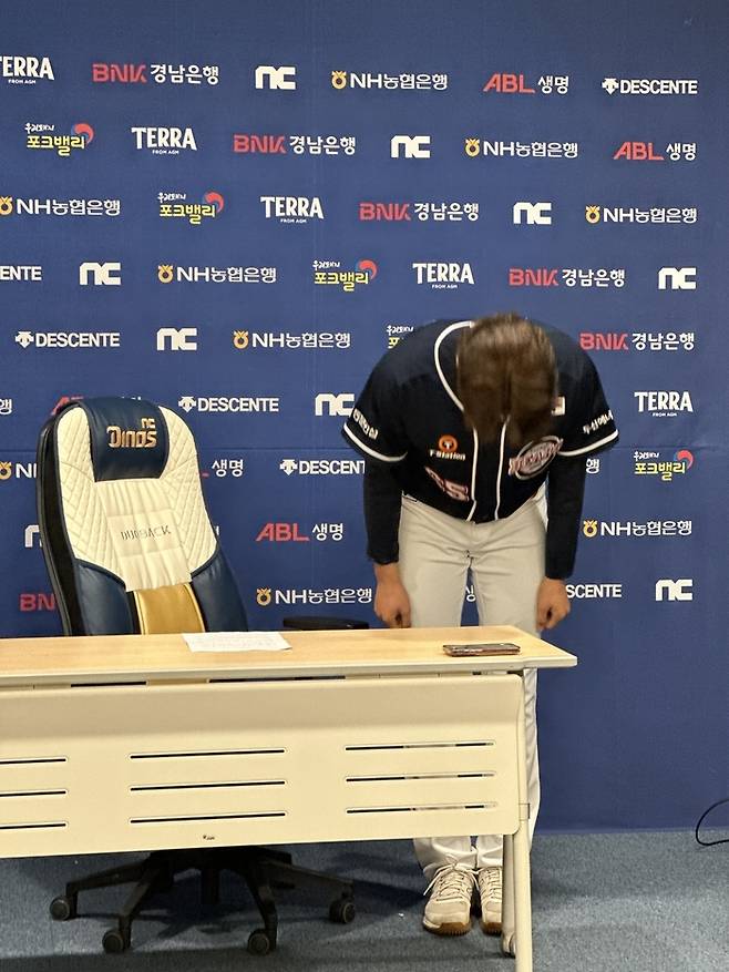 WBC 대회 기간 중 유흥업소에서 음주한 사실이 드러나 고개 숙이고 있는 두산 시절 정철원. 그는 현재 사생활 논란 속 롯데 유니폼을 입고 있다. 사진 | 두산 베어스