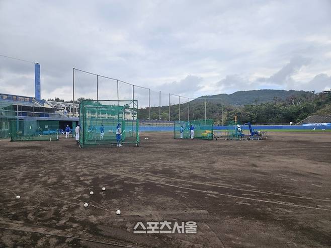 삼성 선수들이 15일 일본 오키나와 온나손 아카마 구장에서 2026 스프링캠프 엑스트라 훈련을 진행하고 있다. 오키나와 | 김동영 기자 raining99@sportsseoul.com