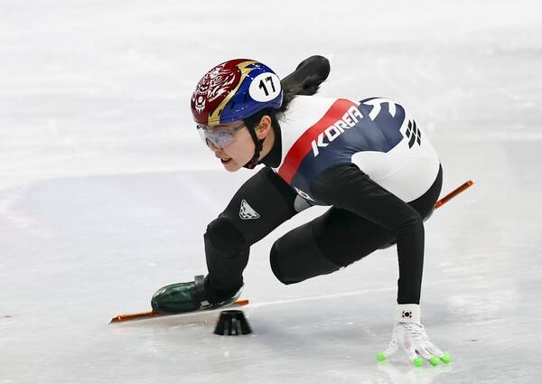 14일(현지 시간) 쇼트트랙 심석희가 이탈리아 밀라노 아이스 스케이팅 아레나에서 열린 2026 밀라노·코르티나 담페초 동계올림픽 쇼트트랙 스피드스케이팅 여자 3000m 계주 준결승에서 역주하고 있다. (쇼트트랙 심석희). /사진=뉴시스