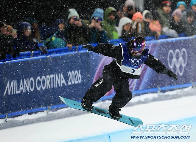13일(한국시간) 이탈리아 리비뇨 스노파크에서 열린 스키 스노보드 여자 하프파이프 결선에서 최가온이 90.25점을 획득해 금메달을 차지했다. 3차 시기 펼치고 있는 최가온. 리비뇨(이탈리아)=송정헌 기자songs@sportschosun.com/2026.02.13/
