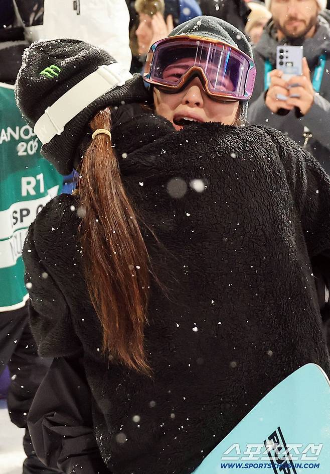 13일(한국시간) 이탈리아 리비뇨 스노파크에서 열린 스키 스노보드 여자 하프파이프 결선에서 최가온이 90.25점을 획득해 금메달을 차지했다. 금메달이 확정되자 엄마와 포옹을 나누고 있는 최가온. 리비뇨(이탈리아)=송정헌 기자songs@sportschosun.com/2026.02.13/