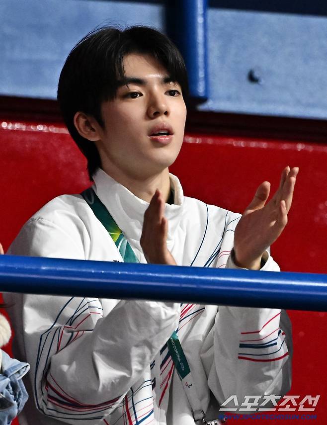 15일(한국시간) 이탈리아 밀라노 아이스스케이팅 아레나에서 쇼트트랙 여자 1000m 예선이 열렸다. 경기장 찾아 선수들 응원하는 차준환. 밀라노(이탈리아)=송정헌 기자songs@sportschosun.com/2026.02.15/