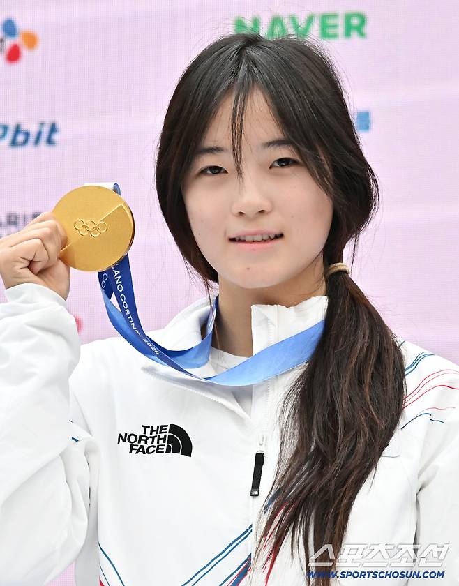 14일 이탈리아 밀라노 코리아하우스에서 스노보드 하프파이프 금메달리스트 최가온 기자회견이 열렸다. 금메달 들고 포즈 취하는 최가온. 밀라노(이탈리아)=송정헌 기자songs@sportschosun.com/2026.02.14/