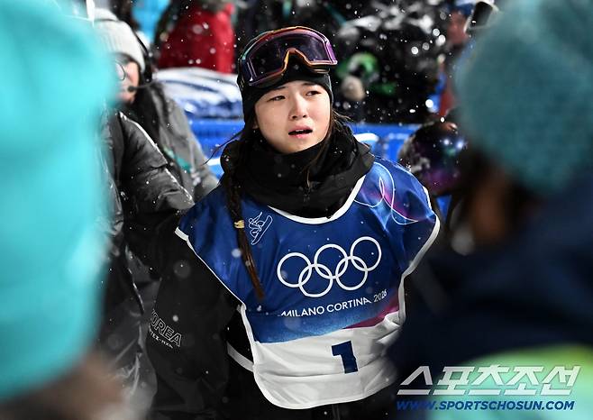 13일(한국시간) 이탈리아 리비뇨 스노파크에서 열린 스키 스노보드 여자 하프파이프 결선에서 최가온이 90.25점을 획득해 금메달을 차지했다. 3차 시기를 마친 후 눈물을 보이고 있는 최가온. 리비뇨(이탈리아)=송정헌 기자songs@sportschosun.com/2026.02.13/