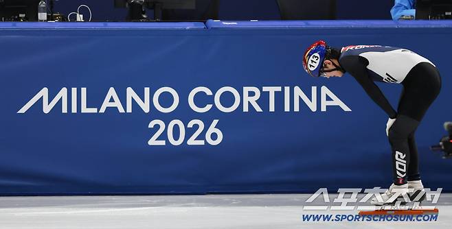 쇼트트랙 임종언이 14일(현지 시간) 이탈리아 밀라노 아이스 스케이팅 아레나에서 열린 2026 밀라노 코르티나 담페초 동계올림픽 쇼트트랙 스피드스케이팅 남자 1500m 준결승에서 넘어진 뒤 일어나고 있다. 밀라노(이탈리아)=송정헌 기자songs@sportschosun.com/2026.02.15/