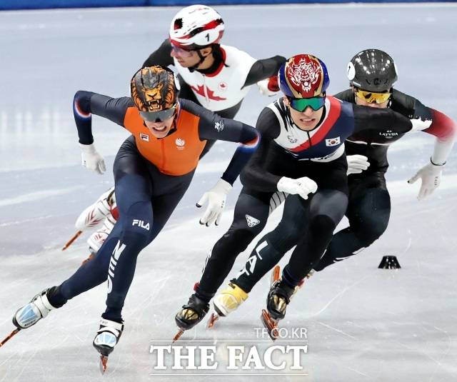 한국의 황대헌(가운데)이 15일 2026 밀라노 코르티나 동계올림픽 쇼트트랙 남자 1500m 결선에서 레이스를 펼치고 있다. 운명적 서사를 만들던 황대헌은 이번 대회에서 은메달을 따고 린샤오쥔은 준준결선에서 탈락했다./밀라노=뉴시스