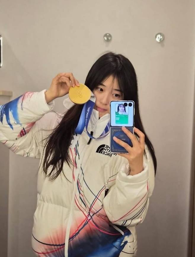 한국 선수로는 처음으로 밀라노 코르티나 동계올림픽 금메달을 딴 최가온이 셀카를 찍고 있다. 최가온 SNS