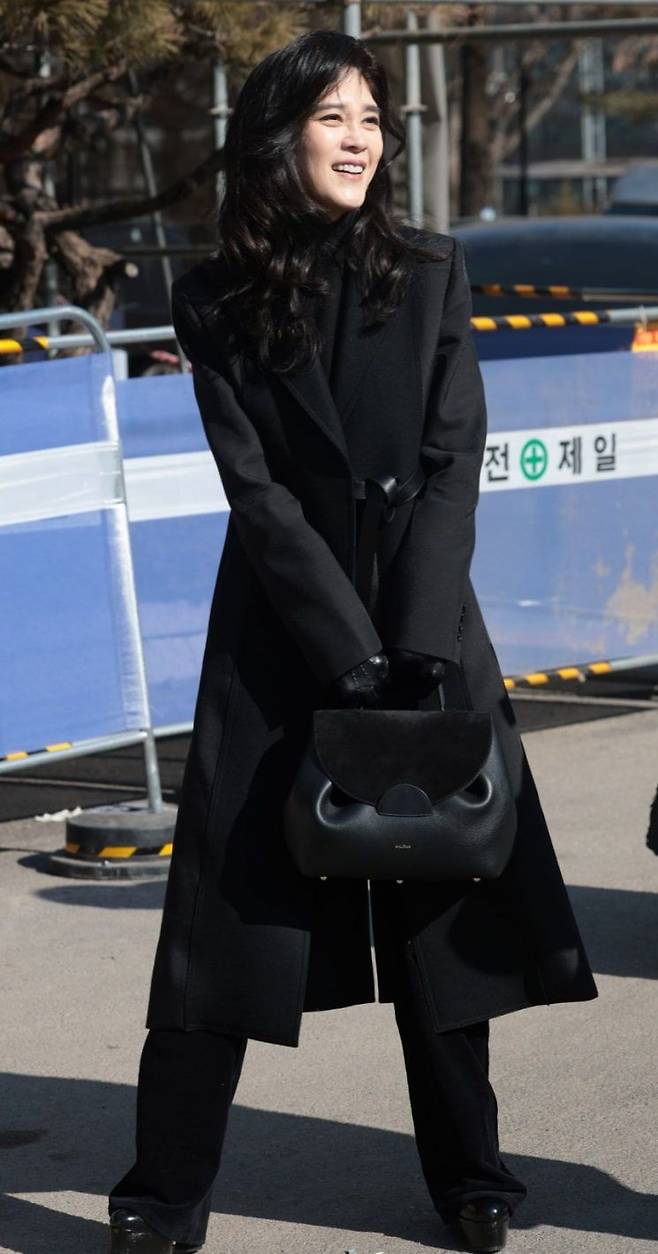 이부진 호텔신라 사장이 아들 임동현 군의 휘문고 졸업식에서 든 가방은 프랑스 브랜드 폴렌느의 '누메로 앙' 블랙 토트백으로 알려졌다.