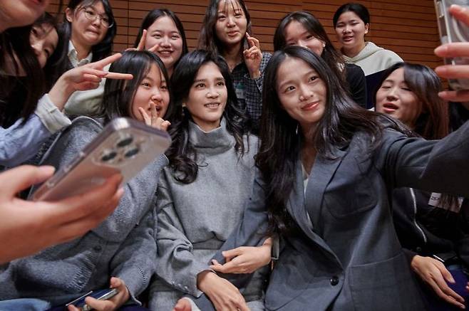 지난 1월 서울 용산구 리움미술관에서 개최된 두을장학재단 장학증서 수여식에서 이부진 사장이 학생들과 함께 사진을 촬영하고 있는 모습. 이날 이부진 사장은 하이넥 디테일이 돋보이는 단정한 회색 원피스를 착용했다. 이 원피스는 국내 디자이너 브랜드 딘트 제품으로, 가격은 17만7000원이다.