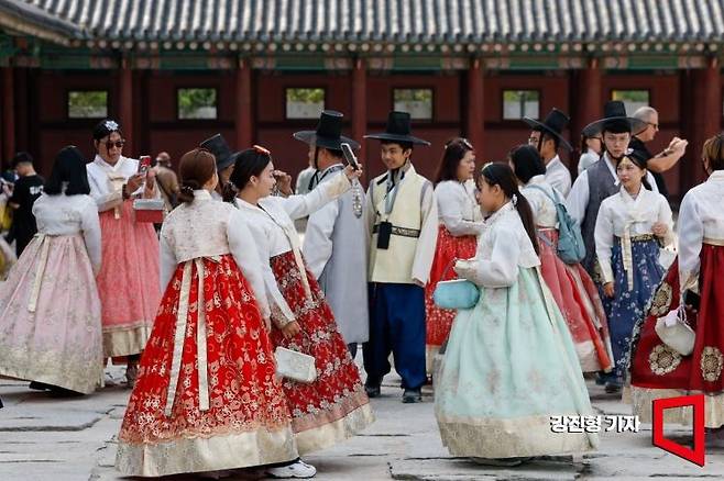중국인 단체관광객들이 서울 종로구 경복궁에서 시간을 보내고 있다. 강진형 기자
