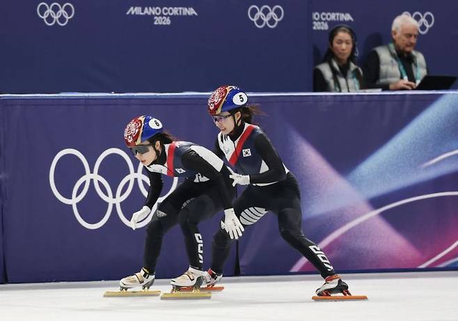 14일(현지시간) 이탈리아 밀라노 아이스스케이팅 아레나에서 열린 2026 밀라노·코르티나담페초 동계올림픽 쇼트트랙 여자 3000m 릴레이 준결승에 출전한 최민정이 마지막주자 김길리를 밀어주고 있다. 연합뉴스
