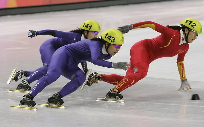 지난 2006년 2월 16일 이탈리아 토리노 동계올림픽이 열린 이탈리아 팔라벨라 빙상장에서 쇼트트랙 여자 1000m 결승에서 진선유(가운데)가 아웃코스로 질주하고 있다./ 조선일보 DB