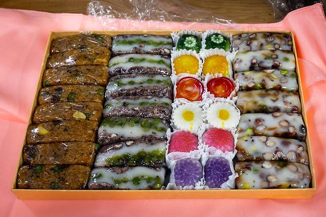 설 선물용 떡 세트. 약과와 쑥시루떡, 꽃떡 등이 들었다. /이건송 영상미디어 기자