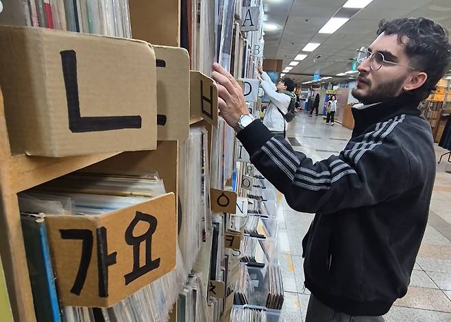 지난 12일 서울 중구의 한 음반 가게에서 외국인 관광객이 음반을 둘러보고 있다./윤성우 기자